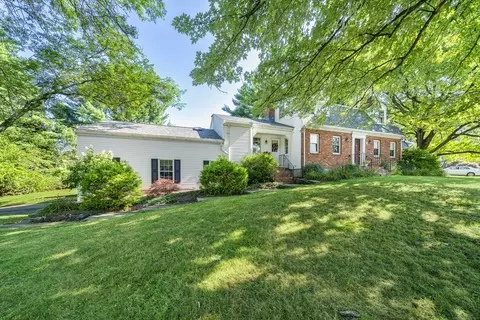 16 Iron Gate Ln, Cromwell, CT 06416