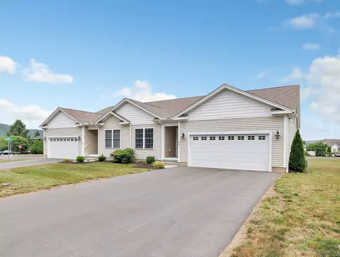 54 Pondview Cir #54, Beacon Falls, CT 06403