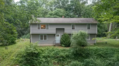 16 Skidmore Ln, Sandy Hook, CT 06482