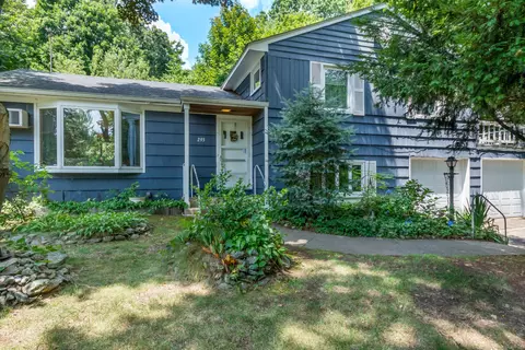 293 Barryscott Dr, Fairfield, CT 06825