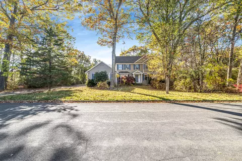 24 Roaring Brook Ln, Shelton, CT 06484