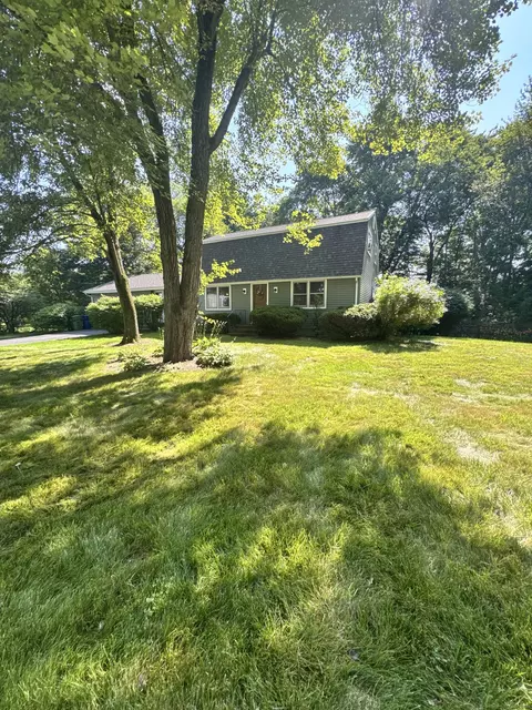 8 Juniper Rd, Windsor, CT 06095