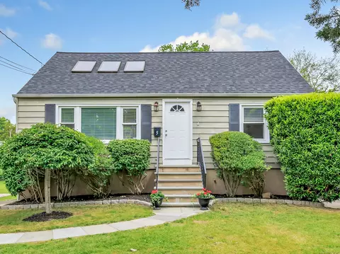 5 Wildmere Ln, Norwalk, CT 06851