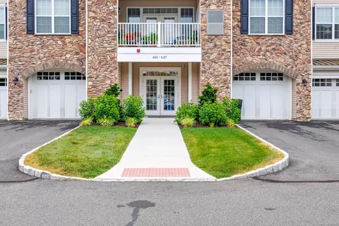 605 Brookside Ct #605, Newtown, CT 06470