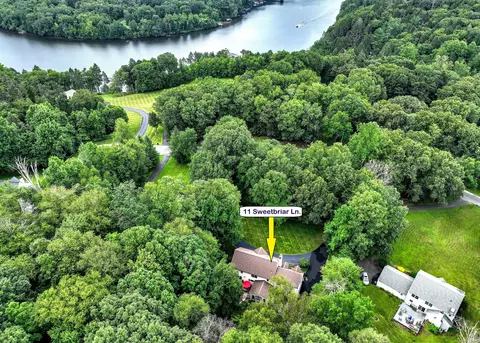 11 Sweetbriar Ln, Sandy Hook, CT 06482