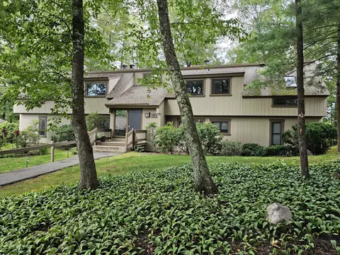 29 Great Meadow Ln #29, Avon, CT 06001