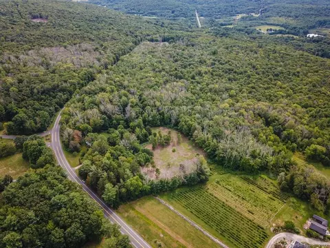 555 Town Hill Rd, New Hartford, CT 06057