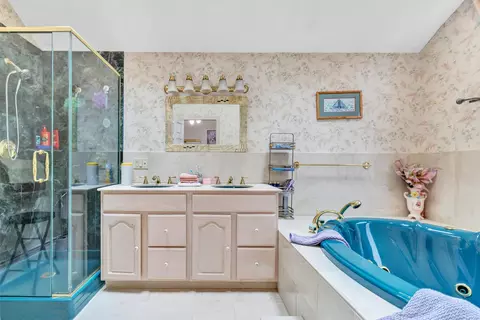 Bath - 40 Walnut St, Monroe, CT 06468 photo 4 of 5
