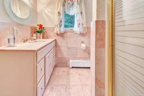 Bath - 40 Walnut St, Monroe, CT 06468 photo 3 of 5
