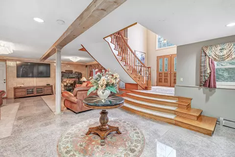 Entry Way - 40 Walnut St, Monroe, CT 06468 photo 4 of 5