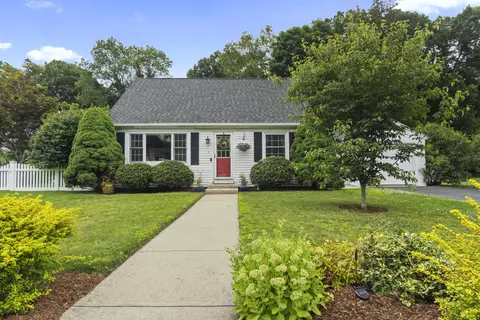 8 Deborah St, Waterford, CT 06385