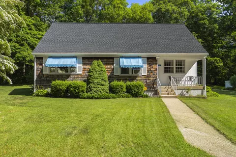 8 Nelson Dr, East Lyme, CT 06333