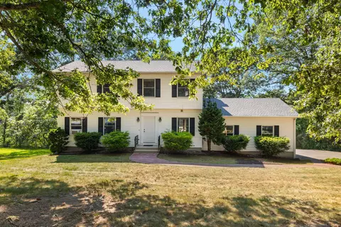 3 Acorn Dr, Niantic, CT 06357