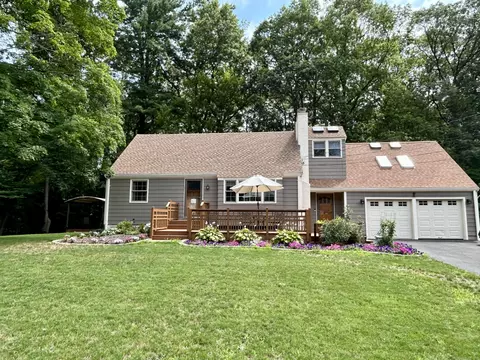 38 Tanglewood Rd, Farmington, CT 06032