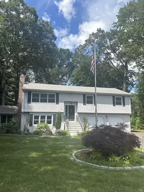 18 Belleview Dr, Derby, CT 06418