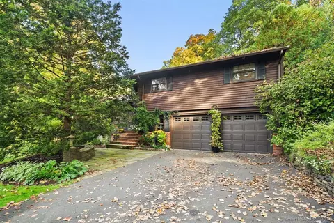 90 Richmond Ln, West Hartford, CT 06117