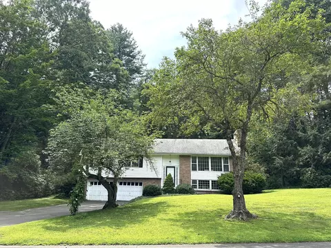 51 Westridge Dr, Avon, CT 06001