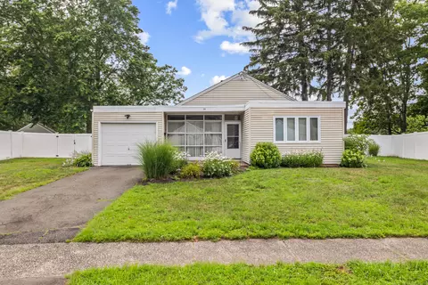 24 Manor Cir, East Hartford, CT 06118