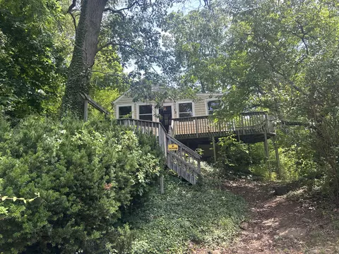 13 Hill St, Branford, CT 06405