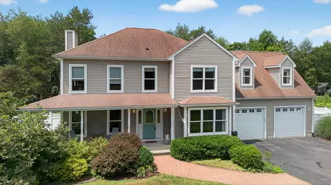 894 Vauxhall St Ext, Waterford, CT 06385