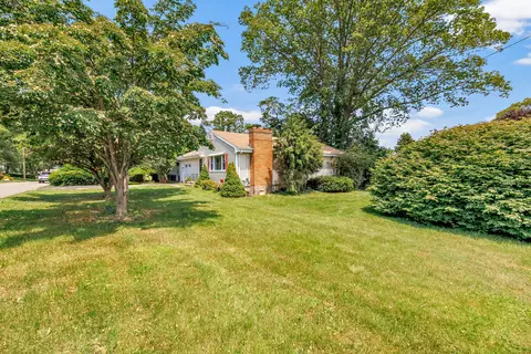 82 Crown St, Trumbull, CT 06611