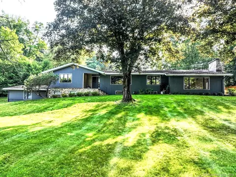10 Fernbrook Dr, Brookfield, CT 06804