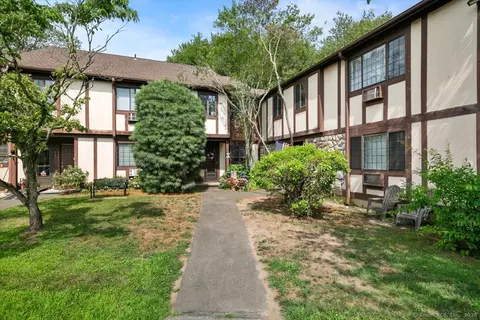 341 Foxwood Ln #341, Milford, CT 06461