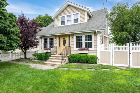 30 Douglas Ave #1, Stamford, CT 06906