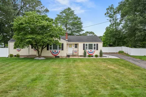 15 Arlington Rd, Windsor Locks, CT 06096