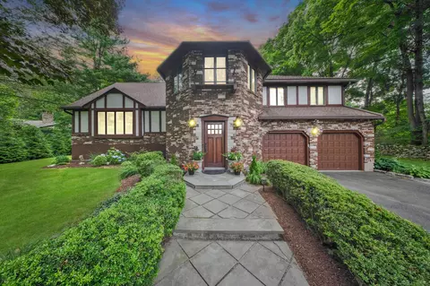 16 Mon Tar Dr, Monroe, CT 06468