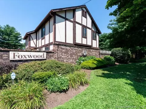 102 Foxwood Close Close #102, Milford, CT 06461