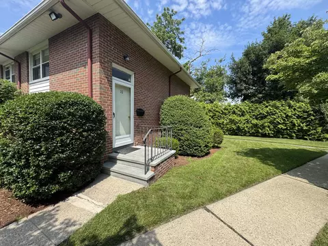 10 Willowbrook Ct #10, Stamford, CT 06902