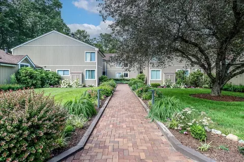 28 Hearthstone Dr #28, Brookfield, CT 06804