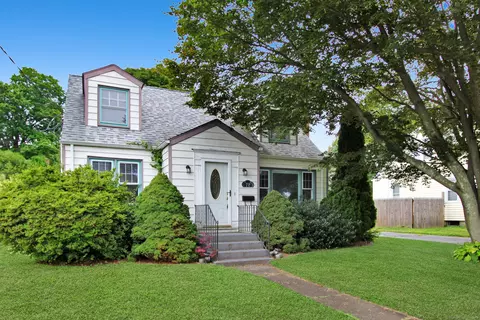 72 Hayes Dr, Milford, CT 06460