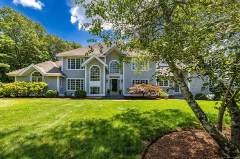 35 Foothills Dr, Avon, CT 06001