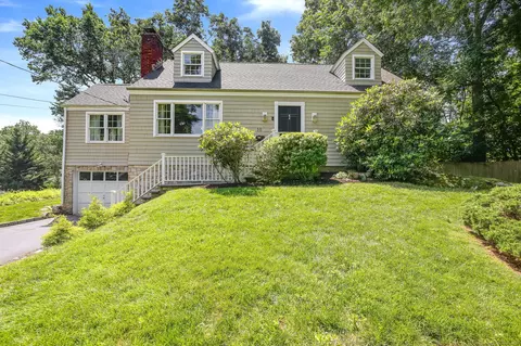 11 Pond Pl, Cos Cob, CT 06807