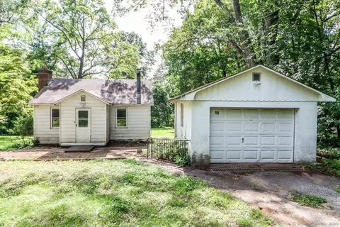 16 Oak St, New Fairfield, CT 06812