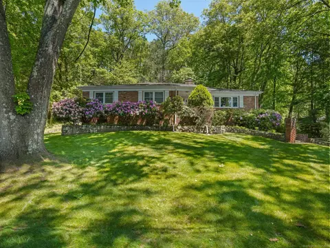 133 Macgregor Dr, Stamford, CT 06902