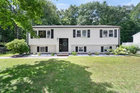 8 Matthew Ln, Windsor, CT 06095
