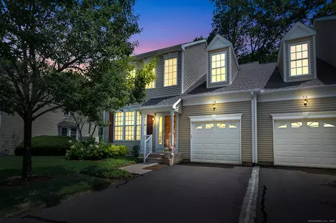 48 Fieldstone Ct #48, North Haven, CT 06473