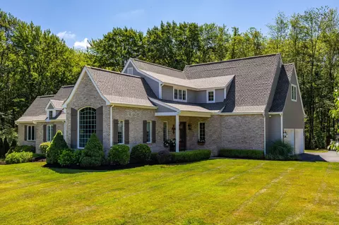 60 Crystal Farms Ct, Southington, CT 06489