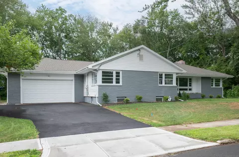 52 Clover Cir, Hamden, CT 06514