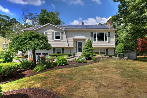 16 Stratton Ct, Hamden, CT 06514
