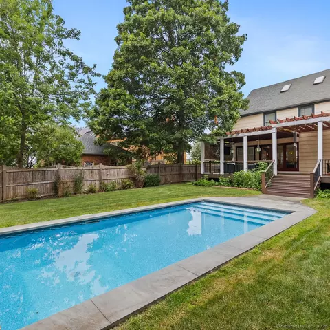 9 Ellsworth Rd, West Hartford, CT 06107