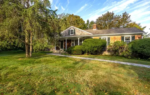 12 N Humiston Dr, Bethany, CT 06524