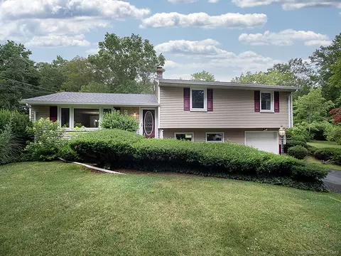 499 Village St, Northford, CT 06472