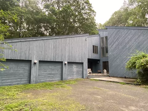 11 Winding Brook Rd, Newtown, CT 06470