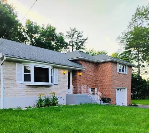 3 Rye Ridge Pkwy, West Hartford, CT 06117