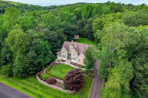8 Buck Trl, Sandy Hook, CT 06482