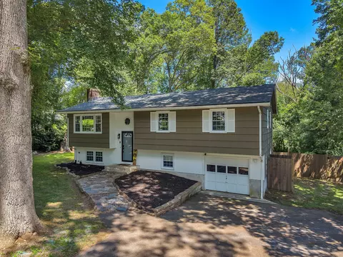 8 Oakwood Dr, Gales Ferry, CT 06335